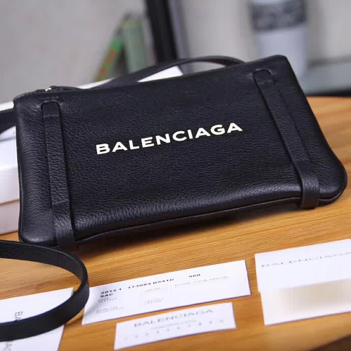 BALENCIAG巴黎世家 超暴款包包 摔紋牛皮斜挎包  BL1860